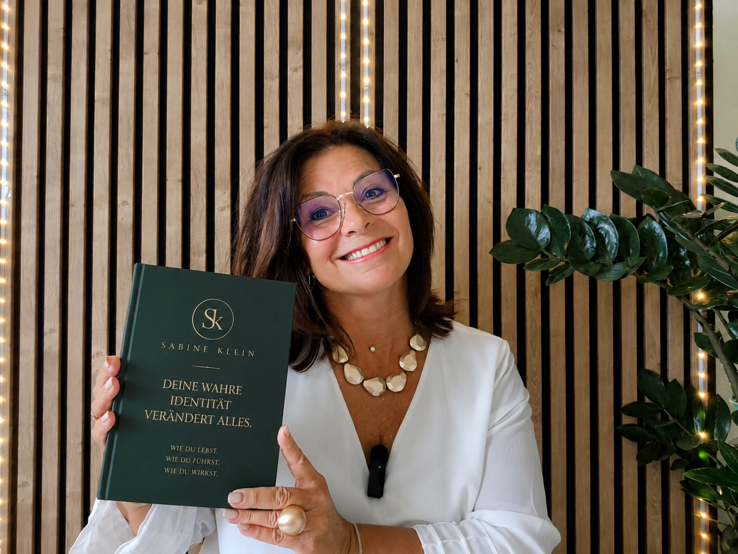 Sabine KLEIN mit dem Seminar-Workbook
